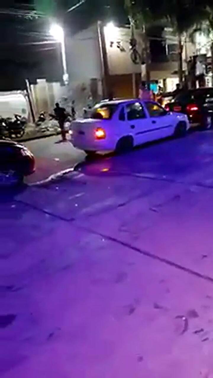 La brutal patada que le dio un patovica a un joven afuera de un boliche en Chaco