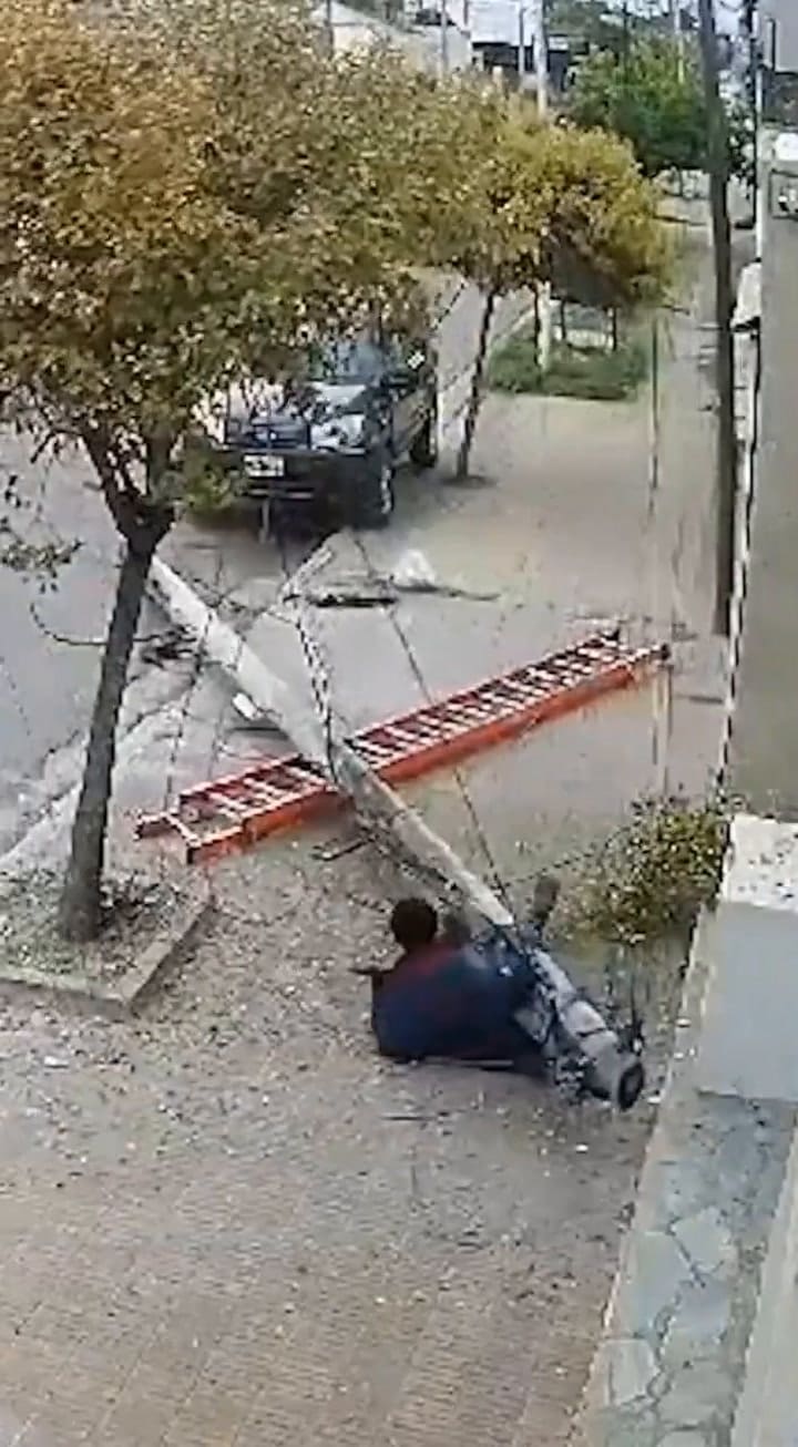 Tandil: un operario cayó de un poste de más de 8 metros de altura y se salvó de milagro