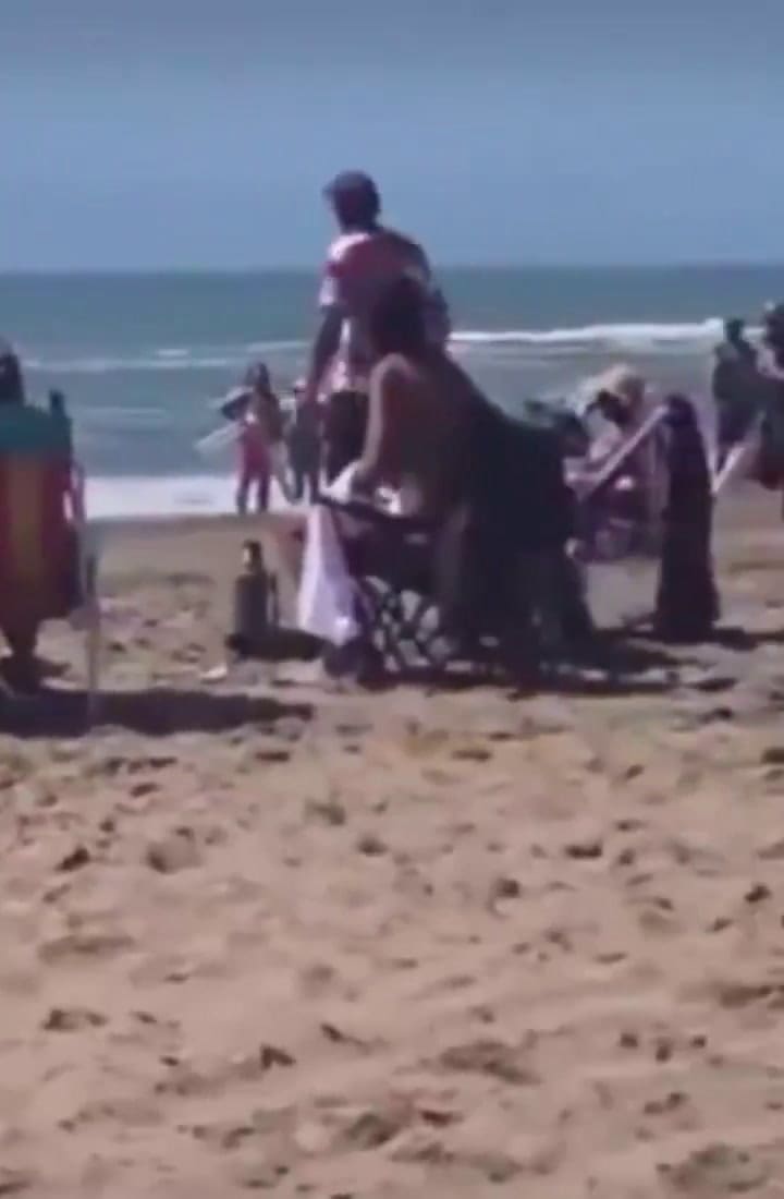 Vendedores de churros y de licuados a las trompadas en una playa de Mar Azul