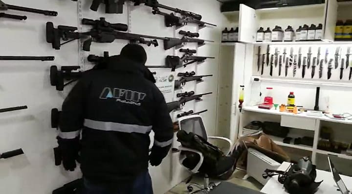 Imágenes de las municiones y los fusiles secuestrados