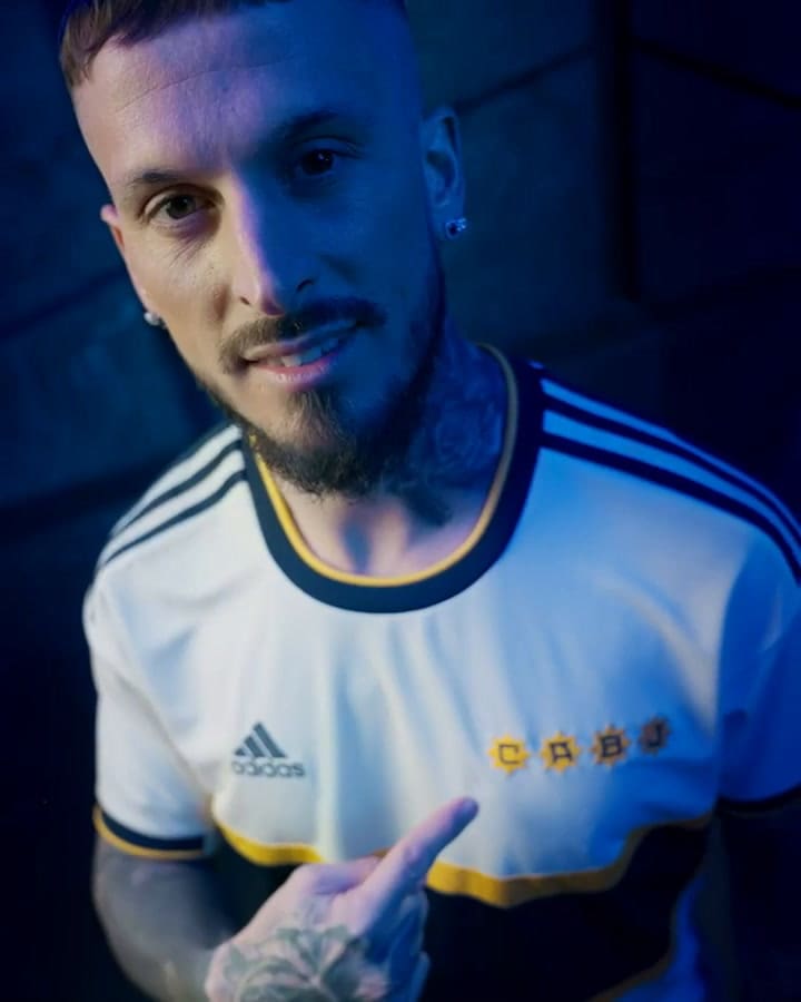 Presentación de las camisetas de Boca y River