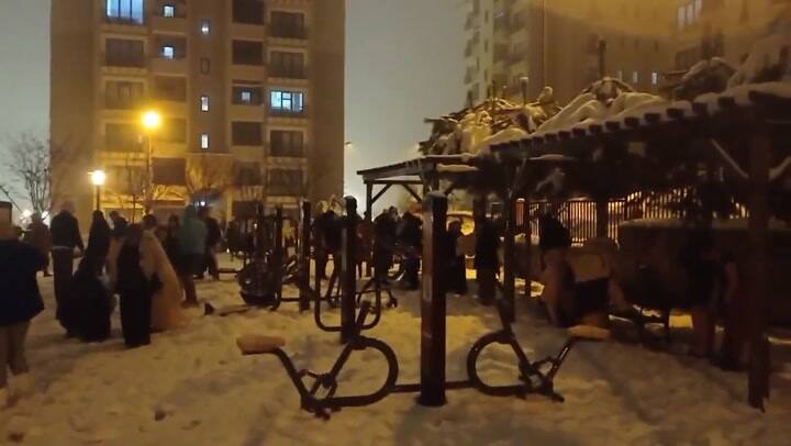 La gente decidió refugiarse en plazas por el peligro de derrumbe