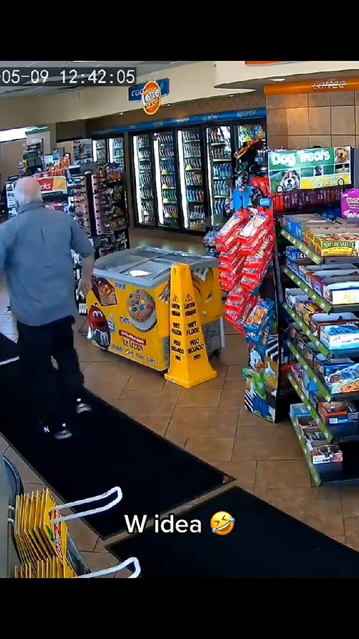 Piden a sus clientes que bailen para un importante descuento