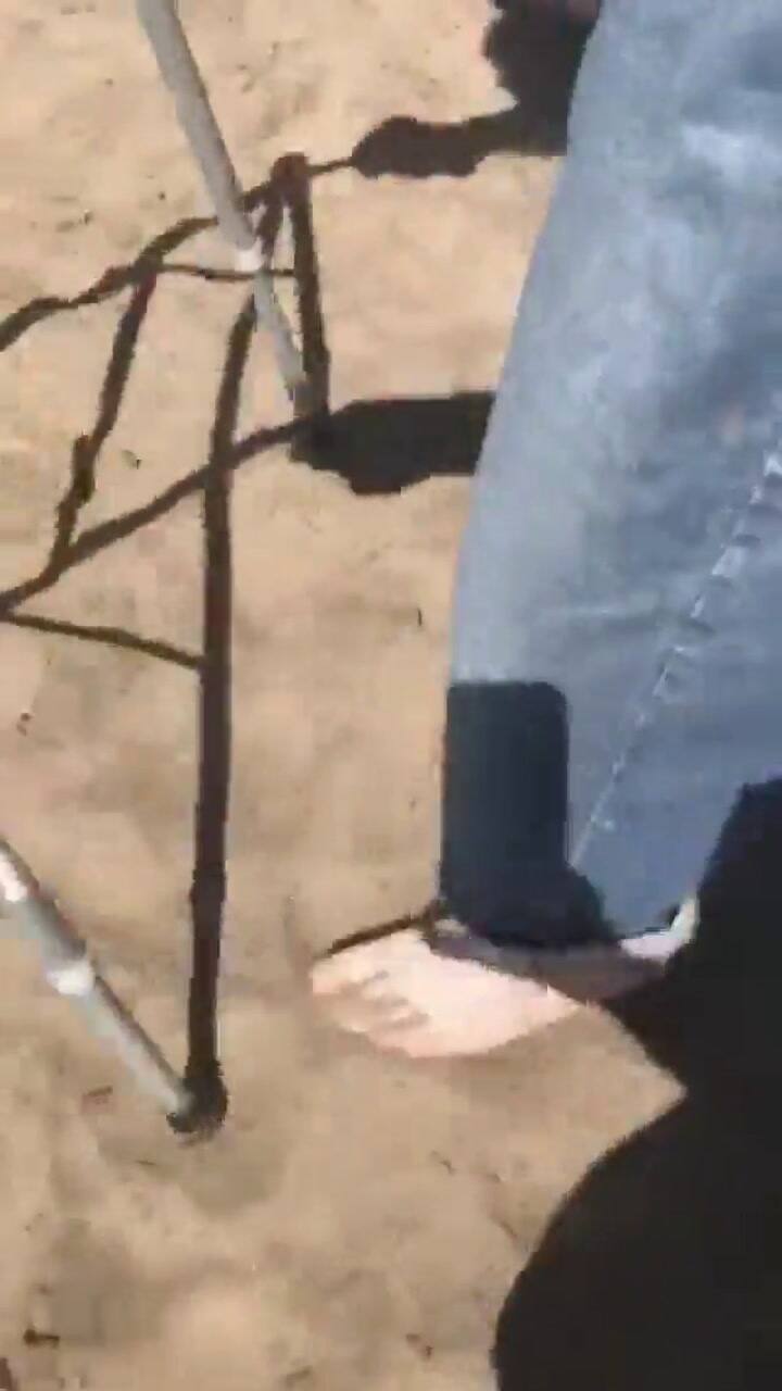 Fernando se mete en el mar por primera vez - Fuente: Facebook