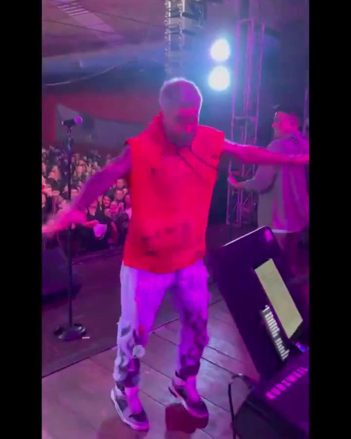 Un cantante de cuarteto estaba en pleno show, saltó en el escenario y se hundió