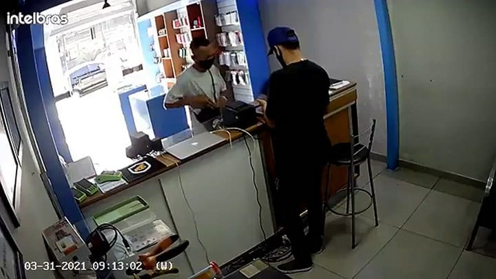 Robó un comercio con una pistola y el dueño le disparó por la espalda cuando huía