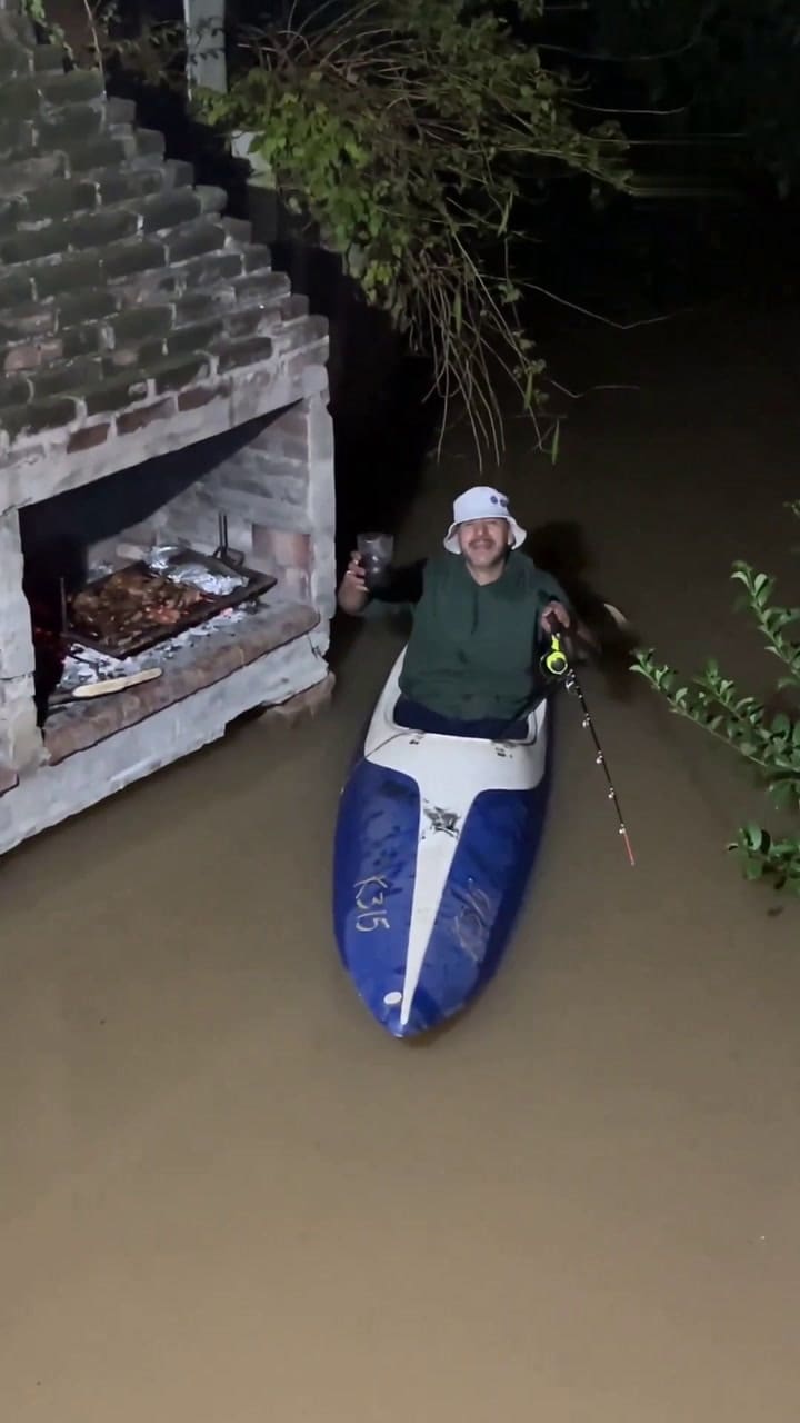 Hizo un asado adentro de un kayak en Tigre