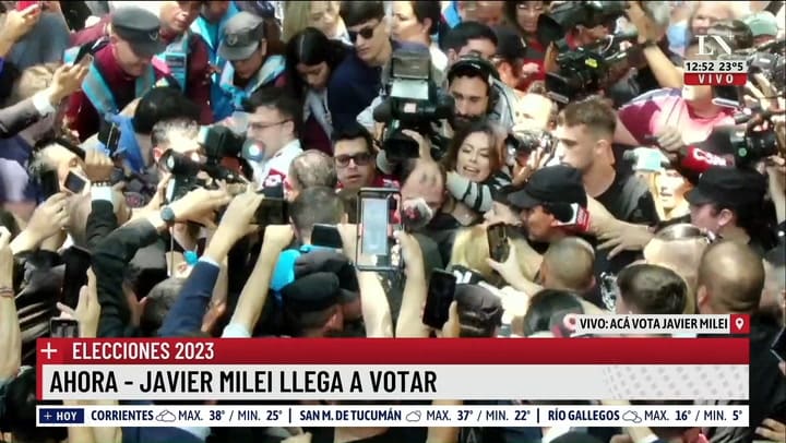 Le cantaron el cumpleanos a Javier Milei cuando fue a votar