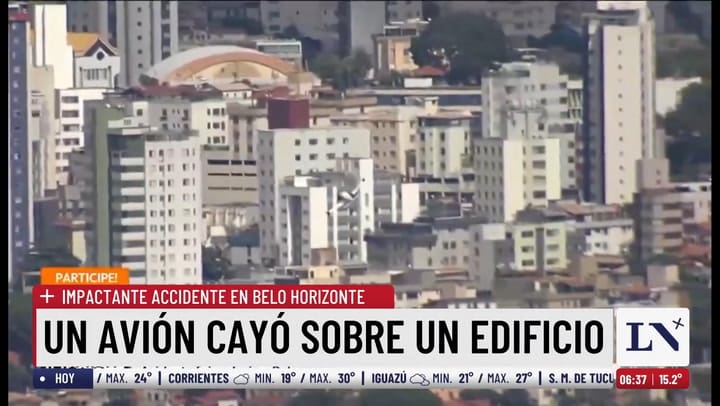 Un avion cayo sobre un edificio