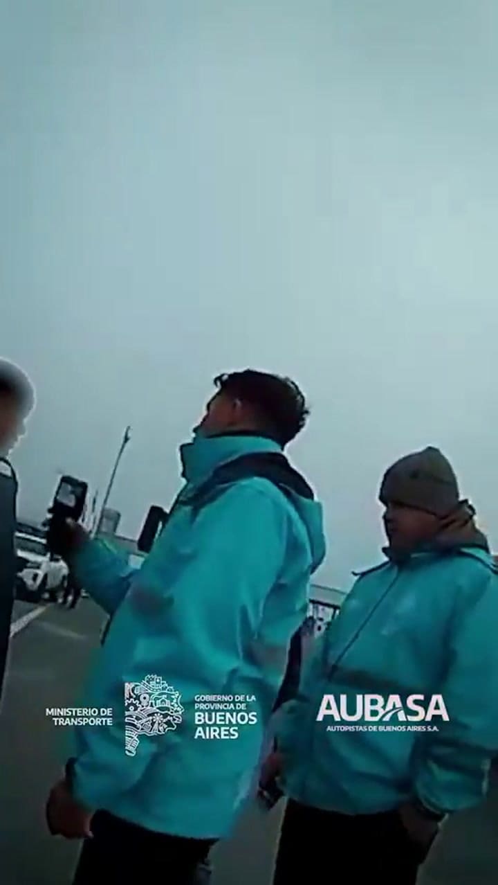 Un conductor manejaba alcoholizado, a alta velocidad y en zigzag por la autopista Buenos Aires-La Plata en plena niebla