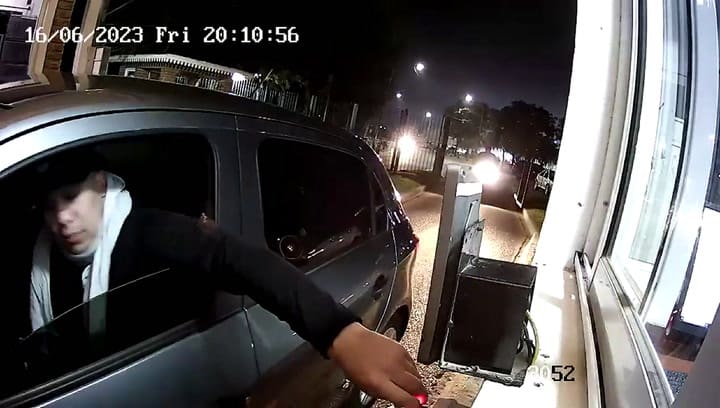 El momento en que los ladrones ingresan en el country