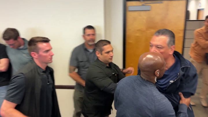 "Insiste en exagerar”: un senador demócrata es retirado de una conferencia de Kristi Noem