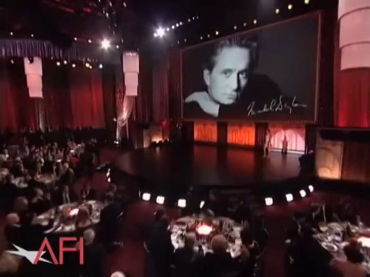 Catherine Zeta-Jones canta en homenaje a su marido - Fuente: YouTube