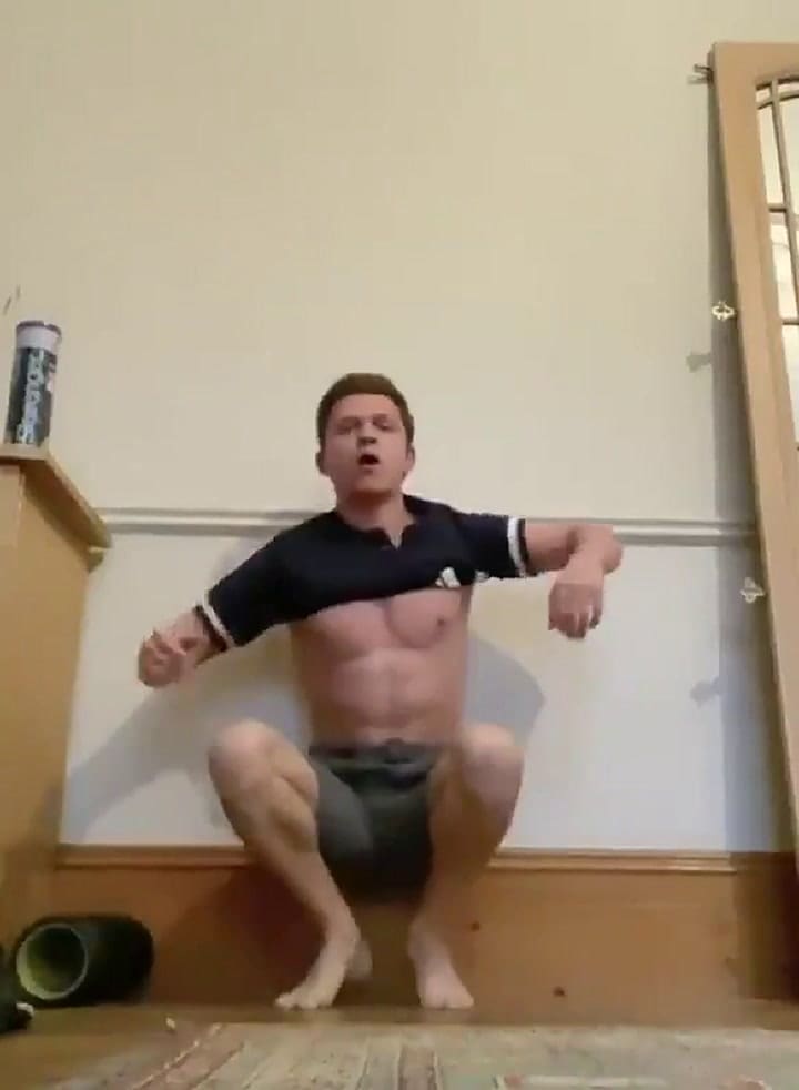 El nuevo desafío viral de Tom Holland: ponerse una remera estando parado de manos - Fuente: Twitter