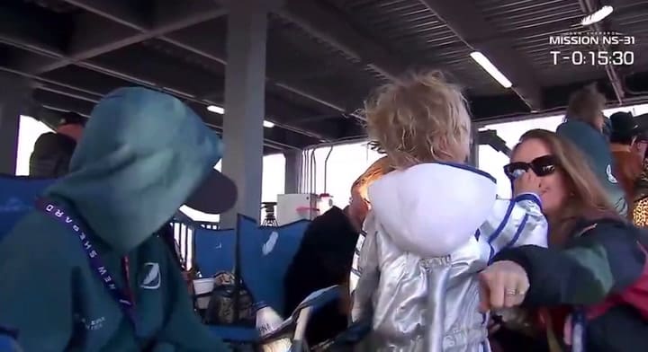 Daisy, la hija de Katy Perry, viendo el descenso de la nave