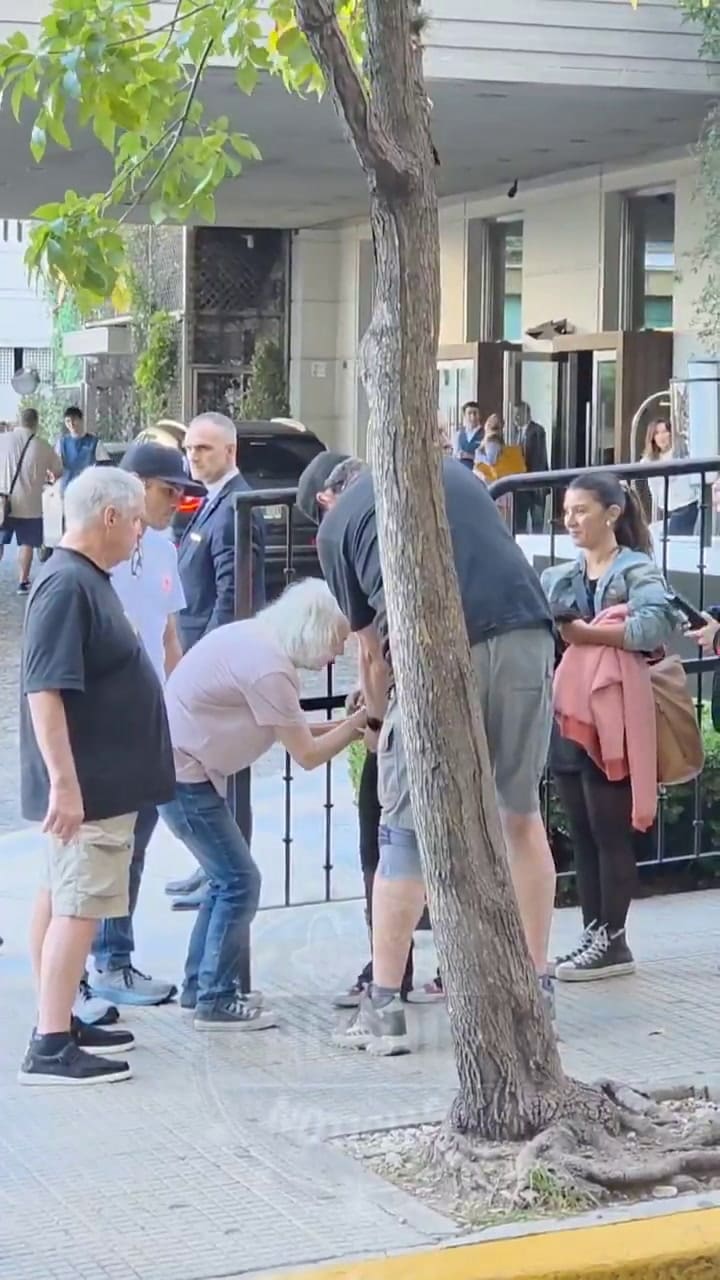 Angus Young firmando autógrafos