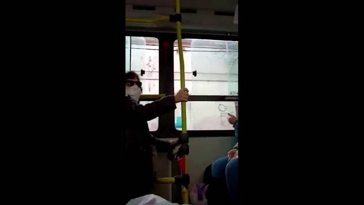La reacción xenófoba de una mujer en un colectivo contra una estudiante extranjera