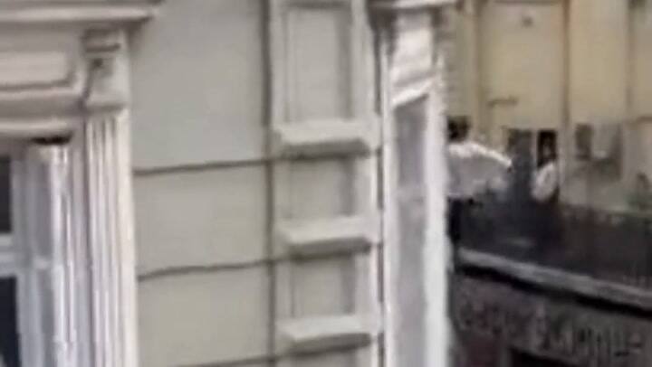 Una mujer se colgó de un cable para escapar de un incendio (gif)