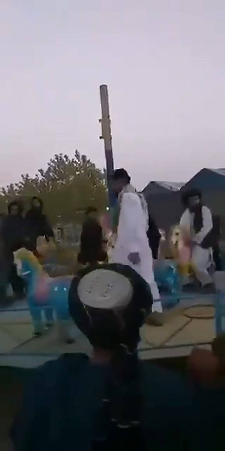 Soldados talibanes se montaron a autitos chocadores y calesitas en un parque de atracciones de Kabul