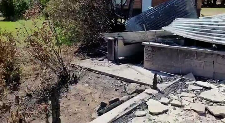 Así quedó la casa de los Bengolea después del incendio en Laguna Larga - Gentileza Familia Bengolea