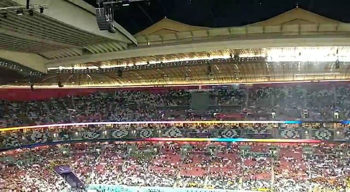 El estadio Al Bayt se llena de música y colores antes del inicio de la ceremonia inaugural