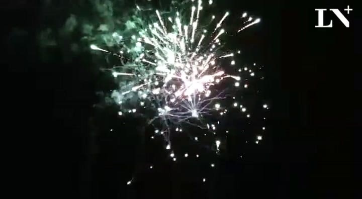 En las playas de Punta del Este recibieron al Año Nuevo con fuegos artificiales