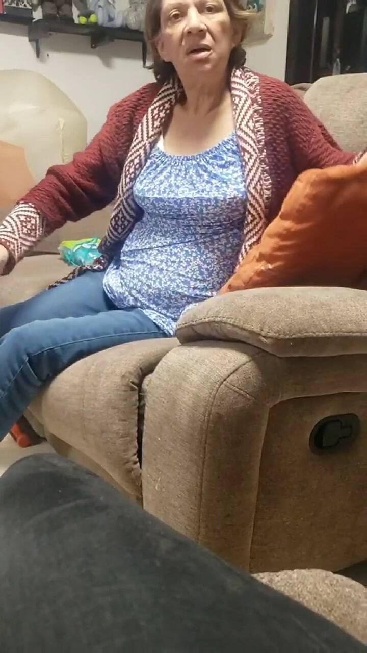 Joven le hizo una broma a su mamá y la reacción se volvió viral