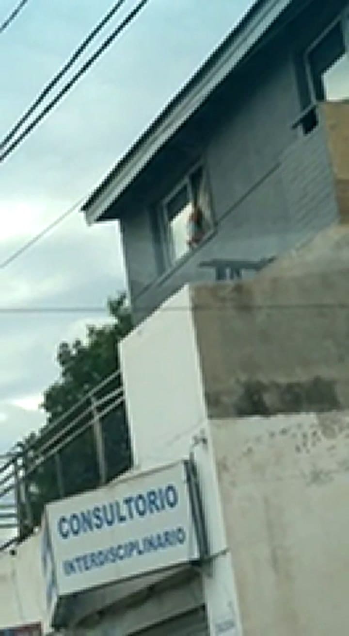 Un niño que jugaba en la ventana de un segundo piso fue rescatado por un vecino