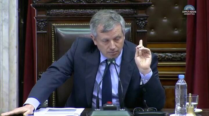 Por incidentes dentro y fuera del recinto, la sesión entró en un cuarto intermedio - Fuente: HCDN