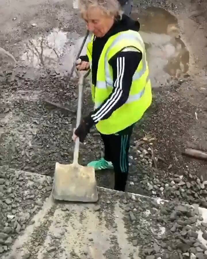 Rod Stewart tapó los baches cerca de su casa para que su Ferrari pueda pasar