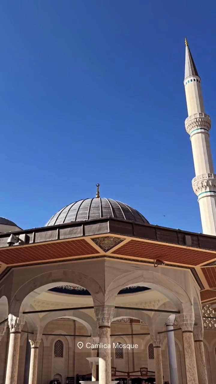 El recorrido de la China Suárez por la Mezquita Camlica