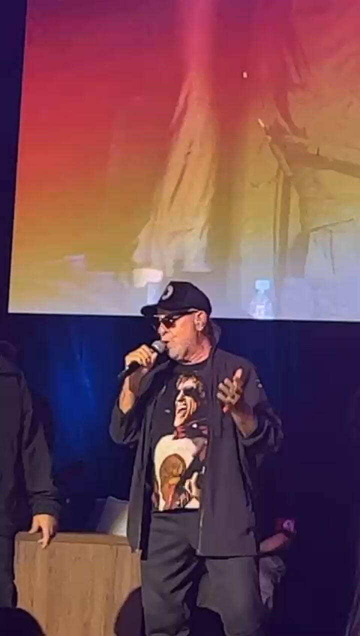 León Gieco y Santi Motorizado cantan "Yo no quiero volverme tan loco"