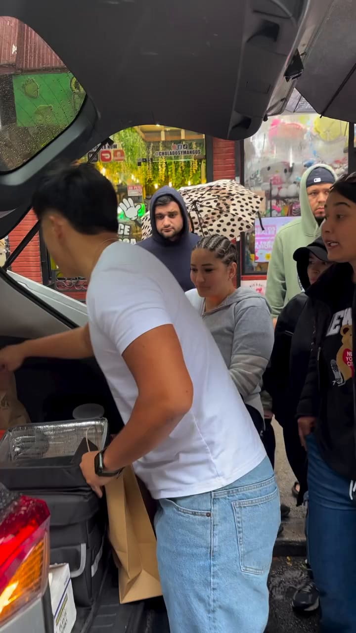 Las largas filas para comprar las comidas con la receta única del “chino venezolano”