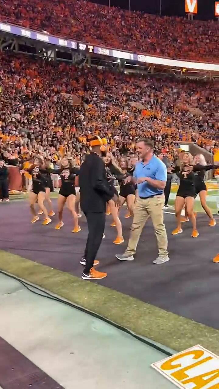 Un supuesto guardia de seguridad se viralizó por su actitud en la rutina de porristas de la UT