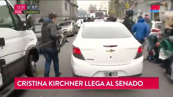 Así llegaba Cristina Kirchner al Senado para la sesión de debate por el aborto - Fuente: TN