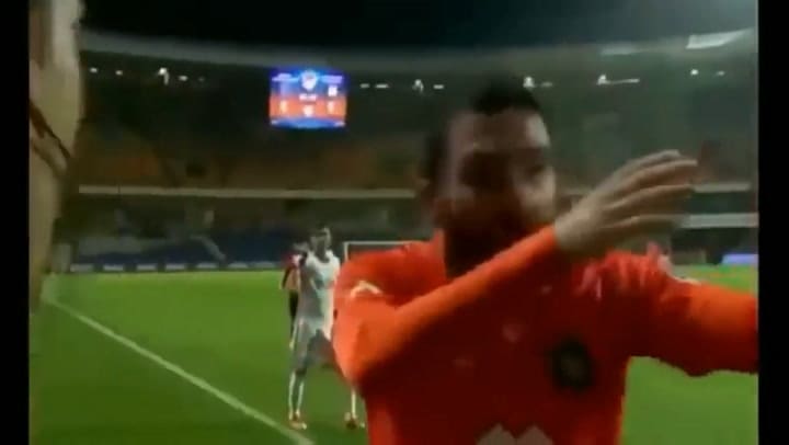 Arda Turan fue sancionado por 16 fechas tras agredir a un juez de línea - Fuente: YouTube