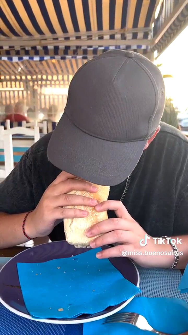 Es inglés, probó el choripán con chimichurri por primera vez y su reacción dejó dudas