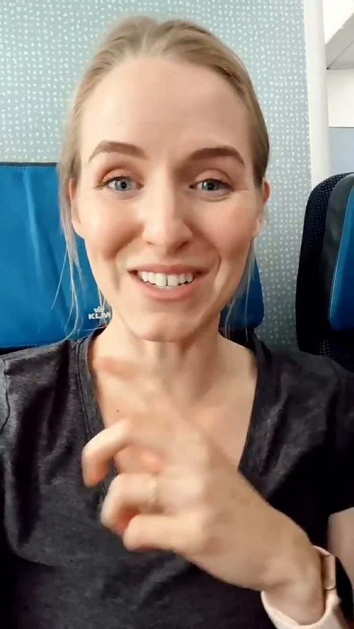 El truco para convencer a los pasajeros de cambiar el asiento de avión, según una tiktoker