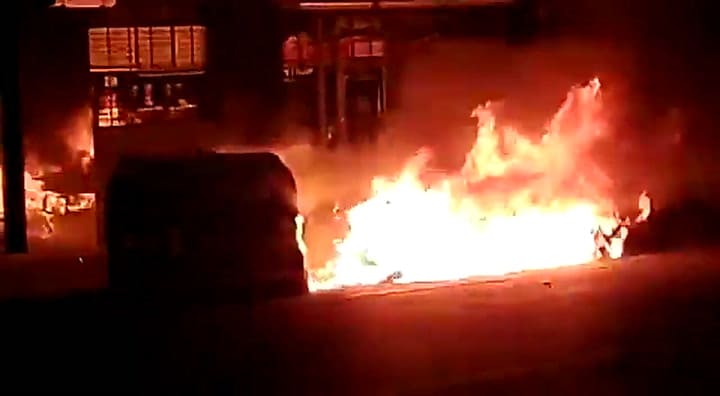 Feroz incendio en Palermo: un contenedor de basura se prendió fuego y destruyó tres autos 2