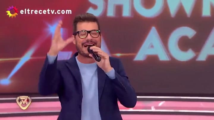 Nicolás Fernández sorprendió a Marcelo Tinelli con un fuerte abrazo - Fuente: eltrece