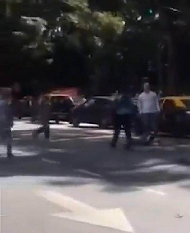 El momento en el que un taxista atropelló a tres estudiantes francesas en Palermo