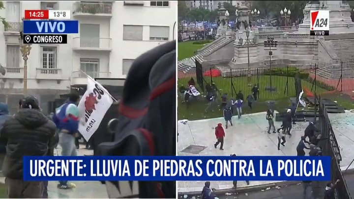 Manifestantes derriban las vallas en Plaza Congreso - Fuente: A24