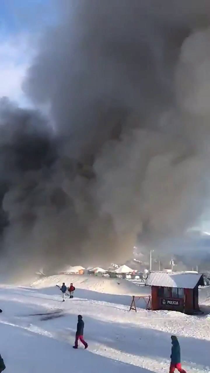 Nuevo incendio en Chapelco: arde un local de Austria - Fuente: FM de la Montaña SMA