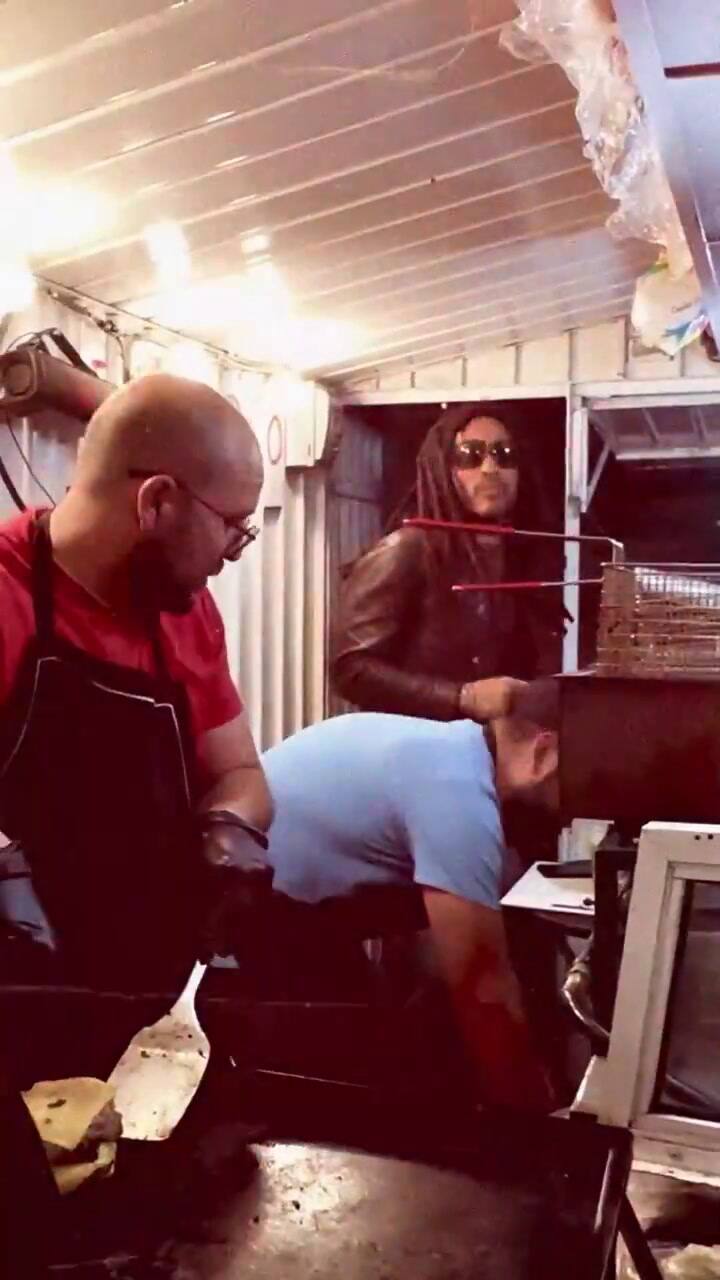 Lenny Kravitz vende hamburguesas en México