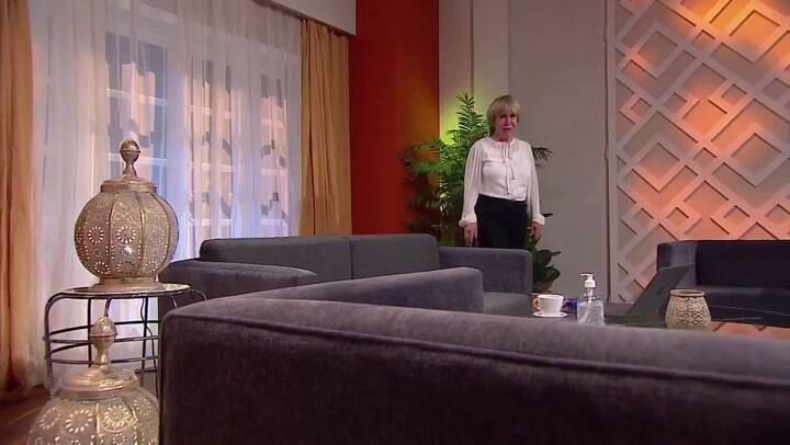 Virginia Lago les enseña a usar la tarjeta de débito a los adultos mayores