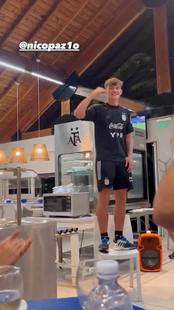 Nico Paz también tuvo que cantar frente a sus compañeros para romper el hielo