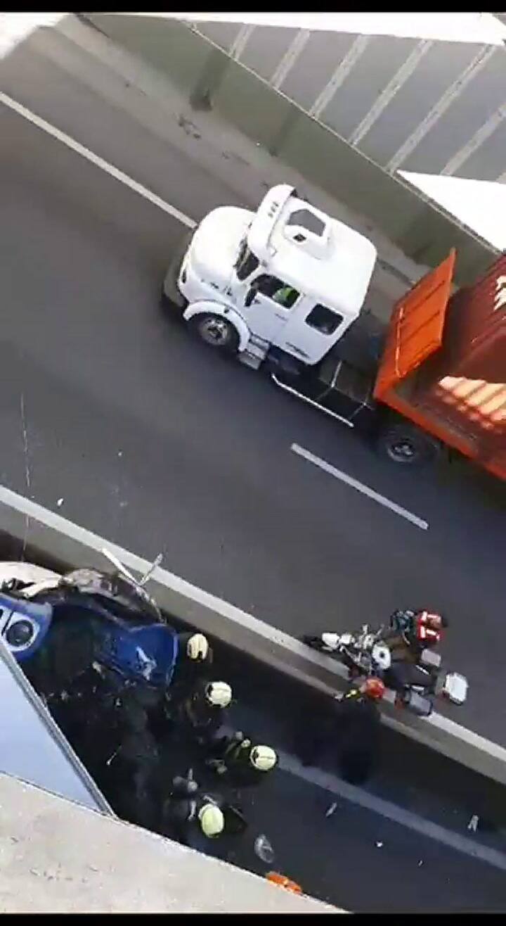 Dos camiones chocaron en el Paseo del Bajo