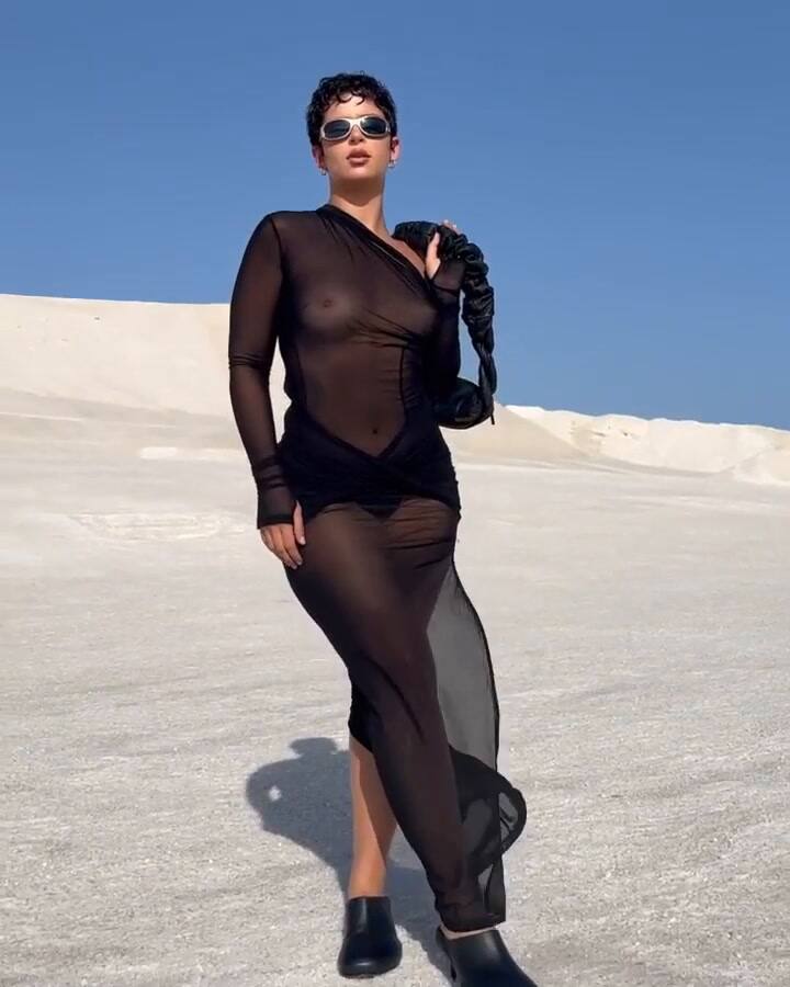 Con un vestido negro y de transparencias Nathy Peluso arrasó en el desfile de Jacquemus