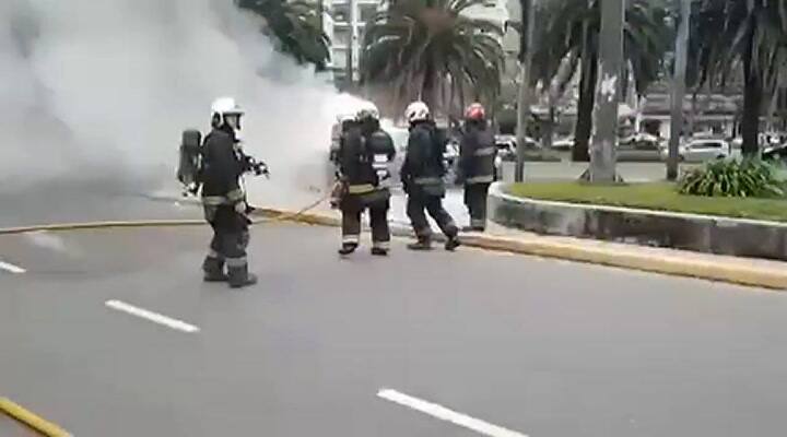 Ciudad: un auto de lujo se incendió en plena Avenida 9 de Julio