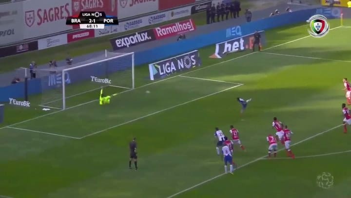 La lesión de Alex Telles tras convertir un penal - Fuente: Twitter